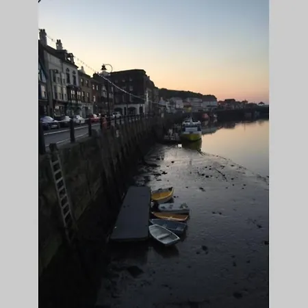 Royal View - 3 Bedroom Flat With Stunning Sea View Whitby